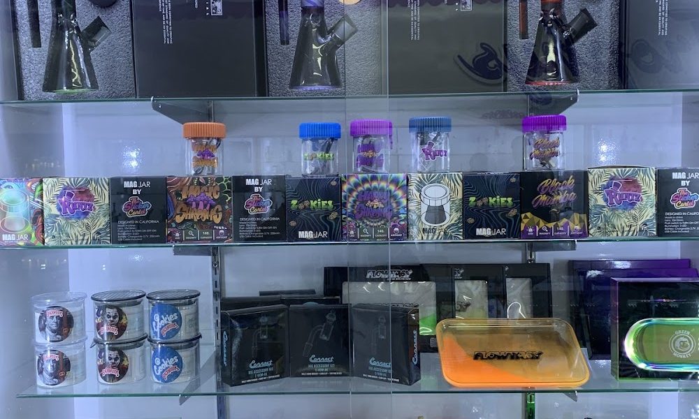 TROPHYS SMOKE SHOP & Skate Shop